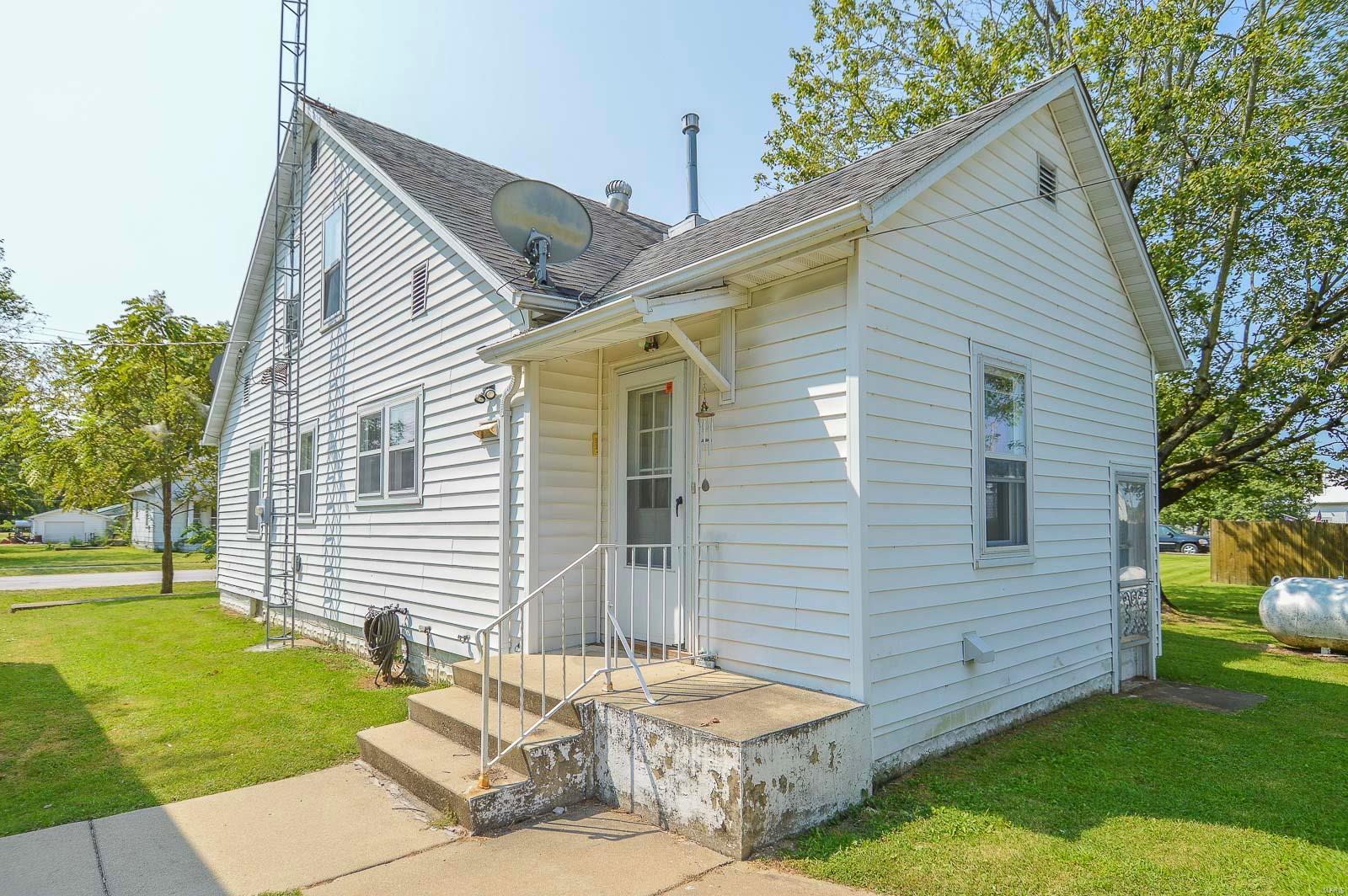 231 Main Street Radom, IL 62808 - Photo 4 of 36 Gallery Image 4