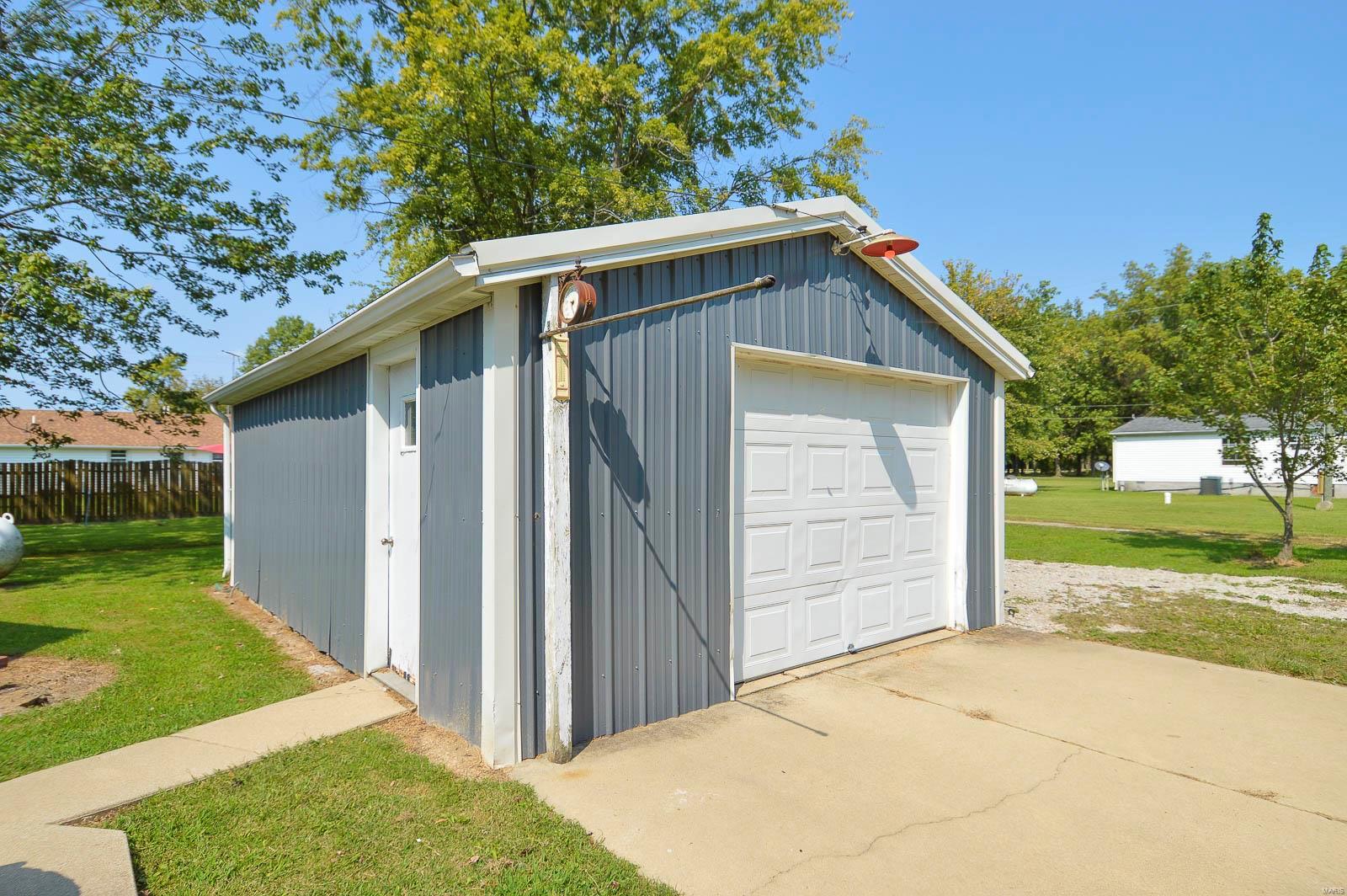 231 Main Street Radom, IL 62808 - Photo 5 of 36 Gallery Image 5