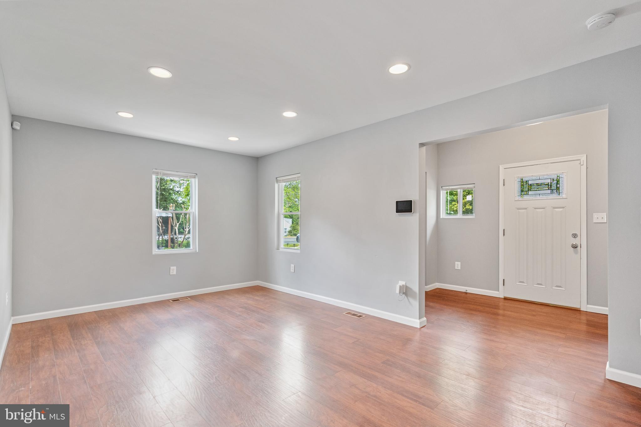 4503 Allies Road Morningside, MD 20746 - Photo 7 of 42 Living Room