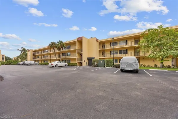 $1,950 | 1083 Forest Lakes Drive, Unit 207, Naples, FL 34105