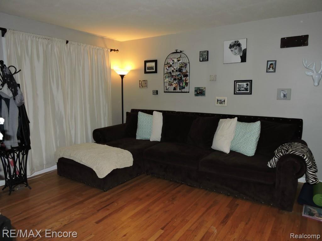 1007 Winifred Drive Holly, MI 48442 - Photo 19 of 21 Living room (2).jpg