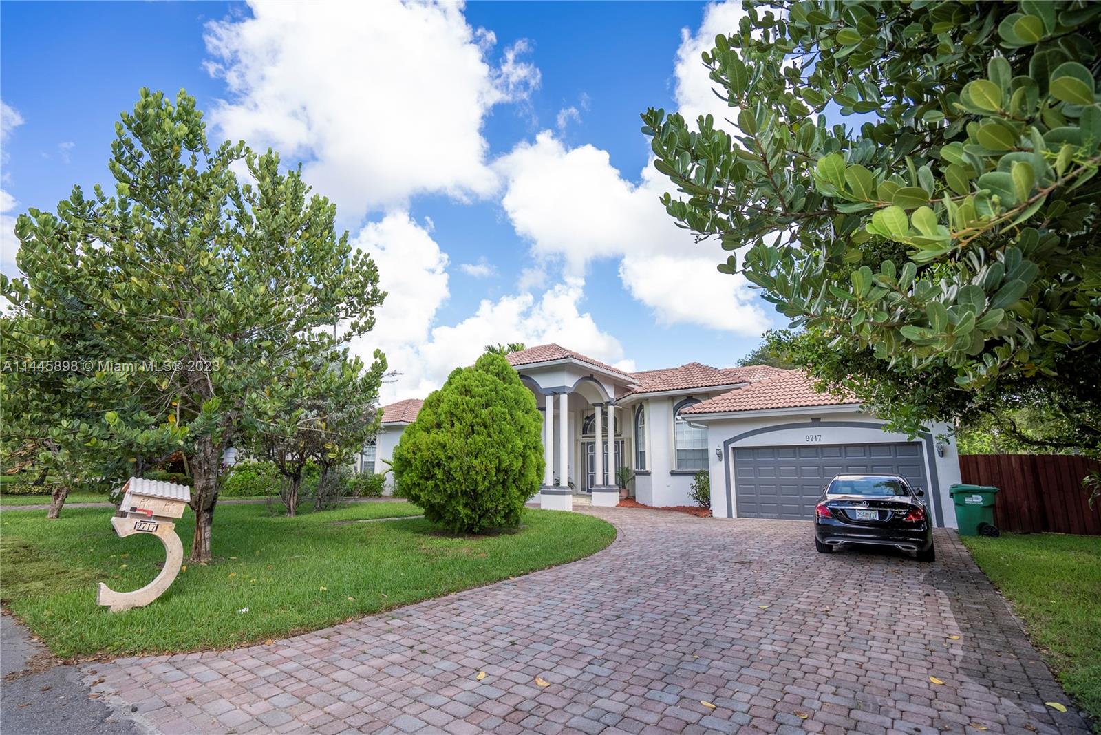 Kendall Miami, FL 33176 - Photo 5 of 28 a house view with a garden space