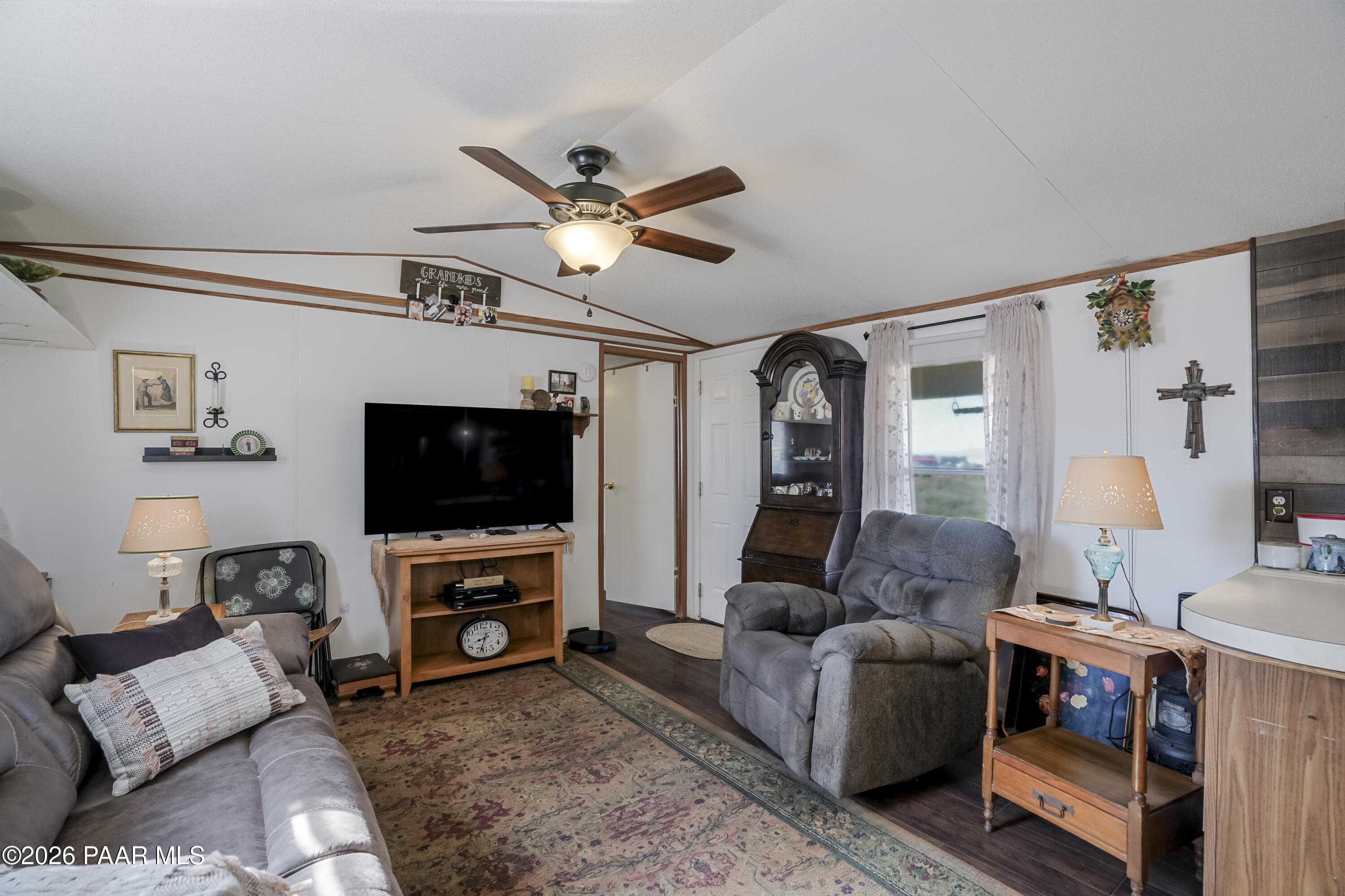 8360 West Barrington Road Wilhoit, AZ 86332 - Photo 10 of 36 Living Room