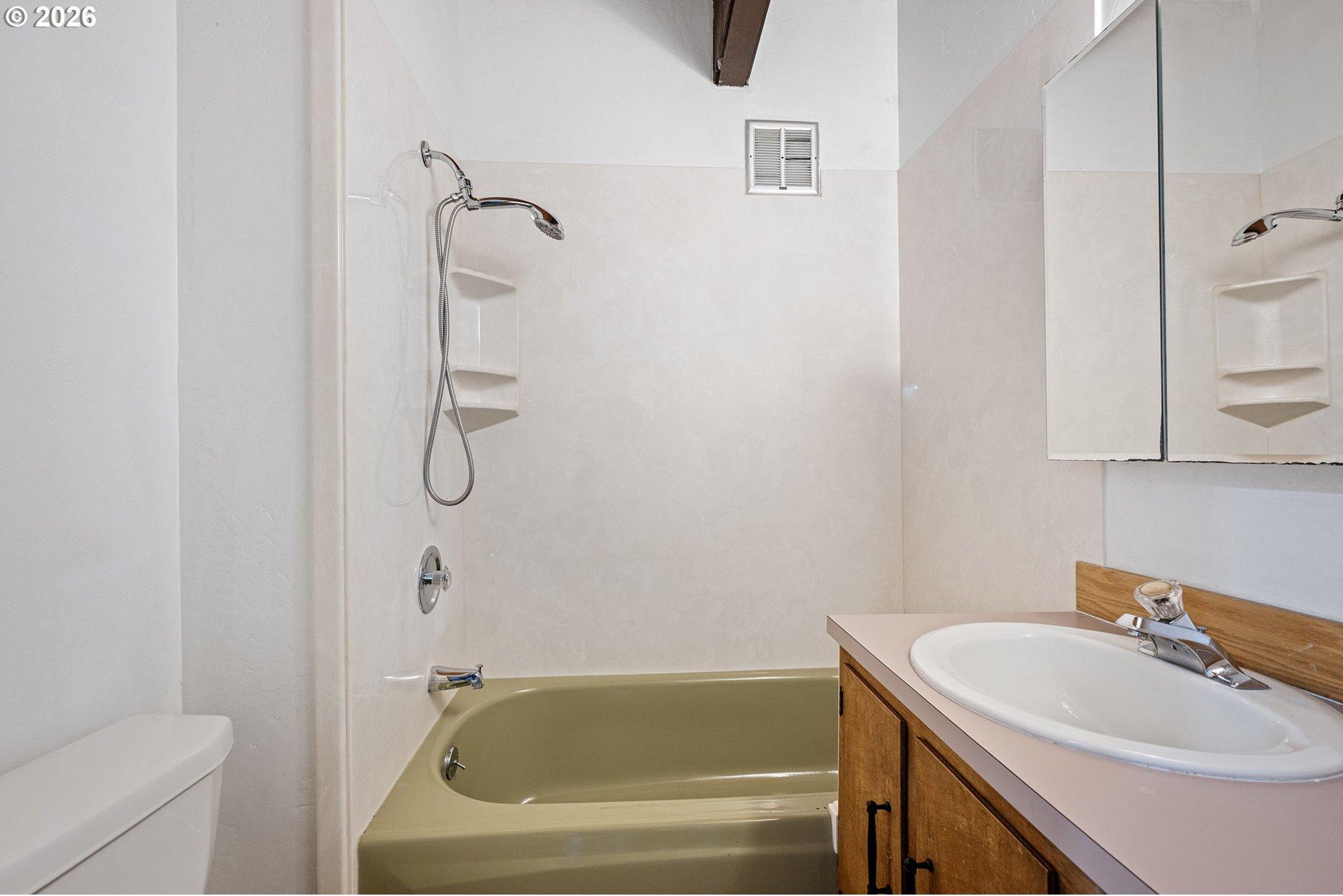 3560 Harlow Road Eugene, OR 97401 - Photo 18 of 32 Attached Bathroom #1