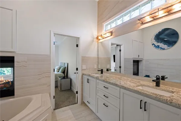 $995,000 | 8190 Shoreline Drive, Parkville, MO 64152