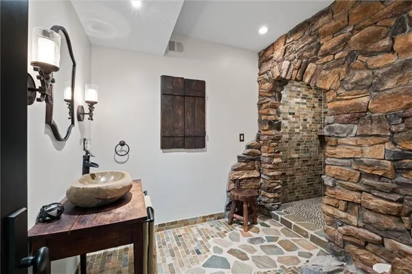 $995,000 | 8190 Shoreline Drive, Parkville, MO 64152