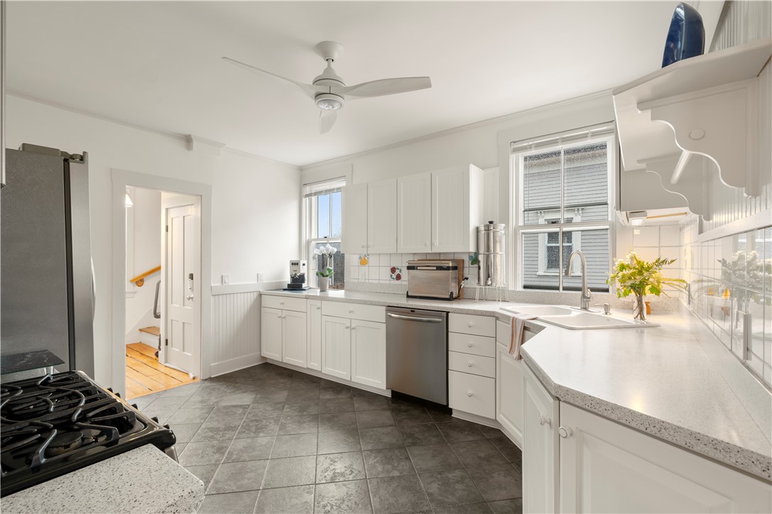35 Marsh Street Newport, RI 02840 - Photo 14 of 26