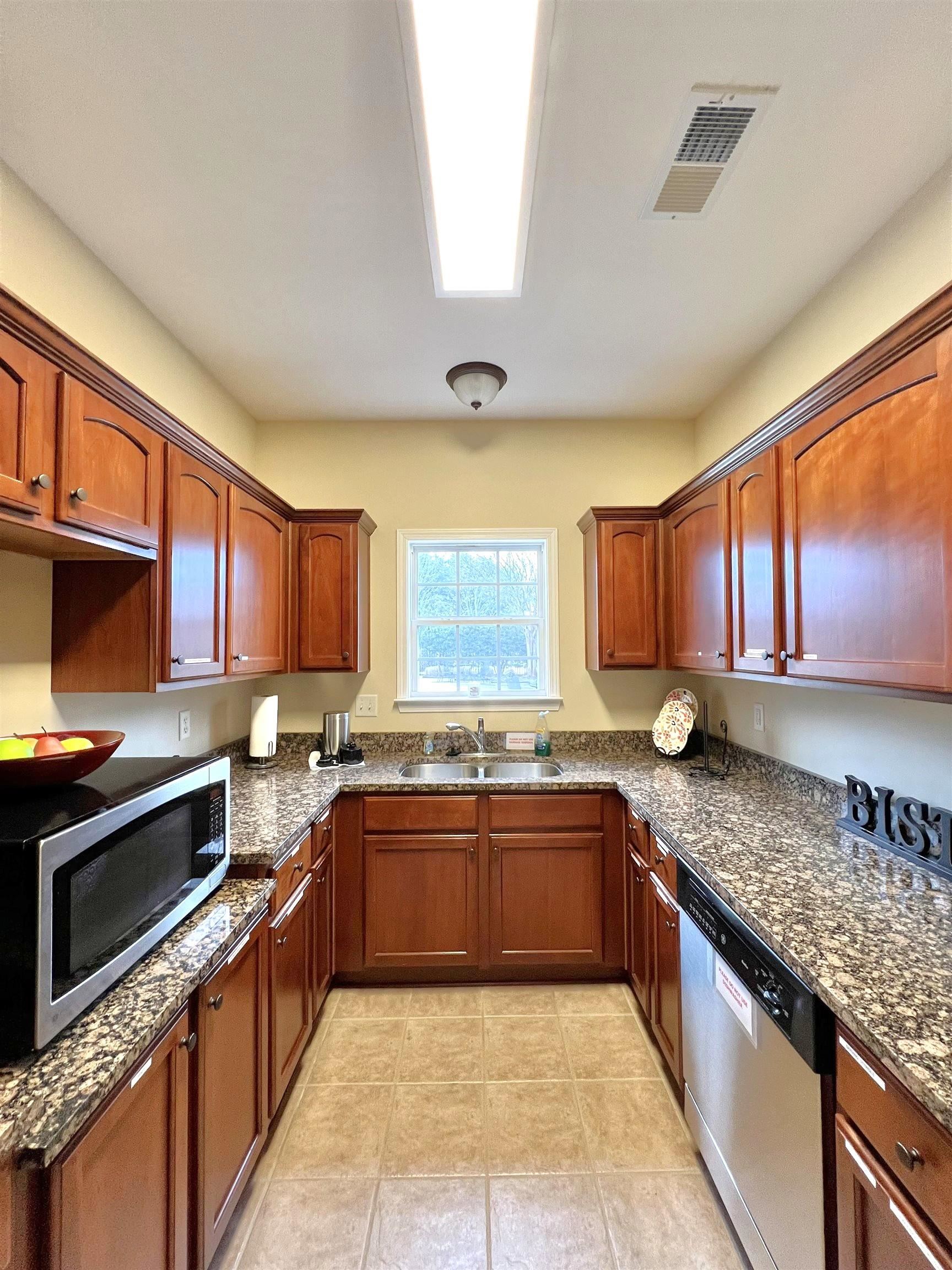 43 Peyton Ridge Drive, Unit 40 Collierville, TN 38017 - Photo 28 of 31 a large kitchen with stainless steel appliances granite countertop a sink stove and cabinets