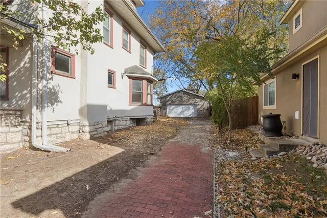 $320,000 | 2709 Charlotte Street, Kansas City, MO 64109