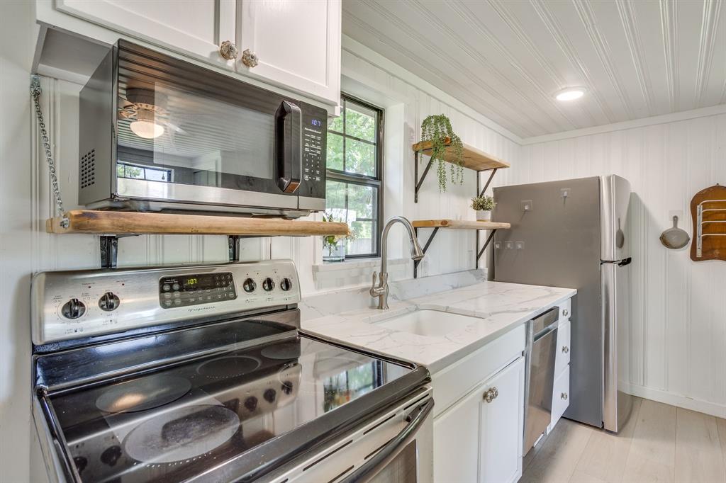 6345 Silver Creek Azle Road Azle, TX 76020 - Photo 33 of 40 a kitchen with a stove and a sink