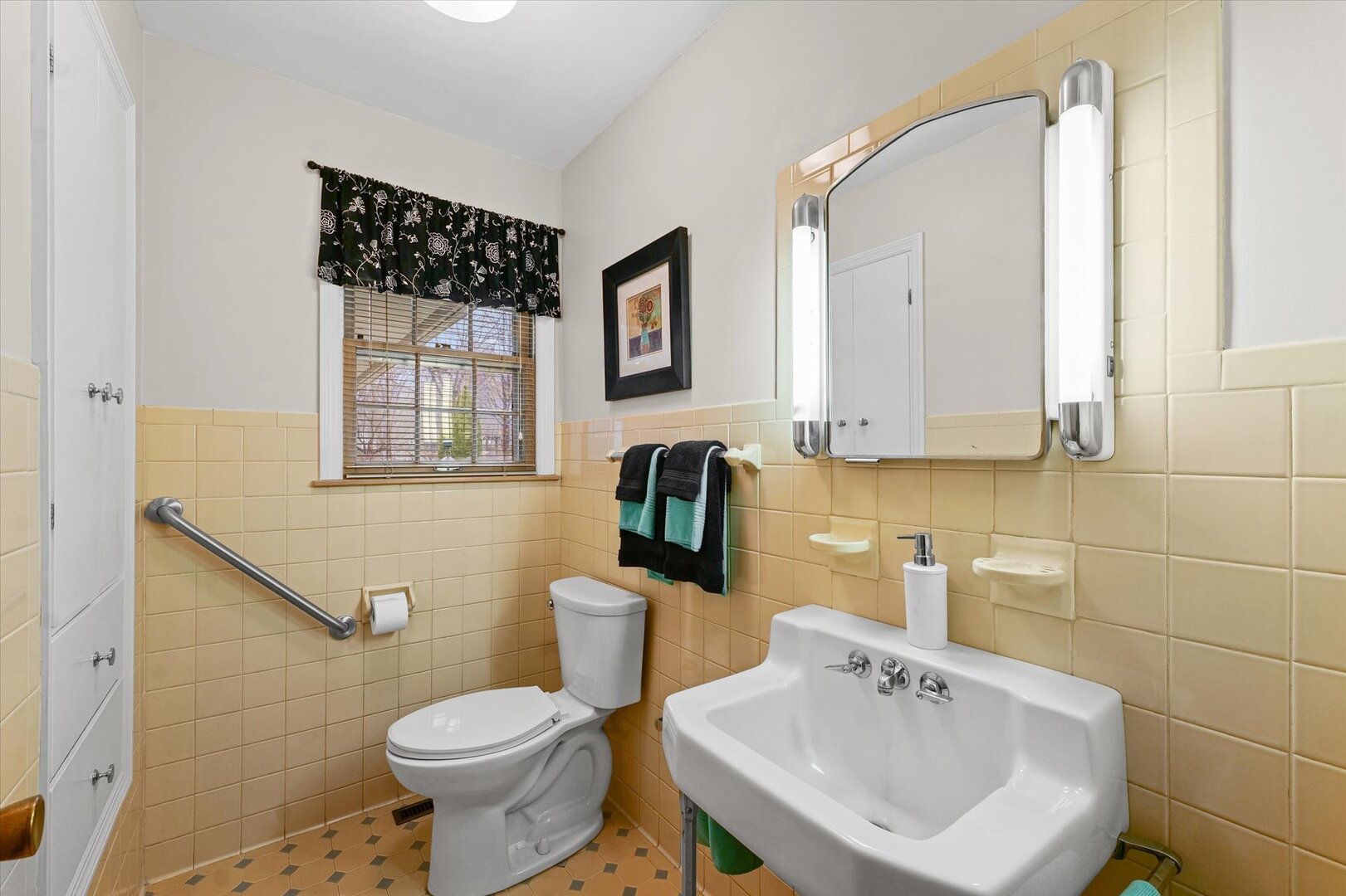 901 West Healey Street Champaign, IL 61821 - Photo 24 of 30 a bathroom with a sink toilet and mirror