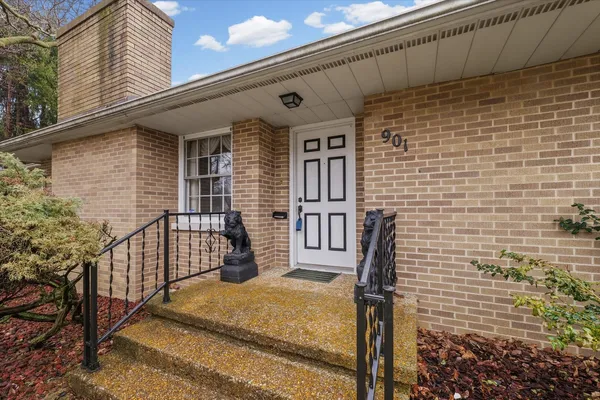 $295,000 | 901 West Healey Street, Champaign, IL 61821
