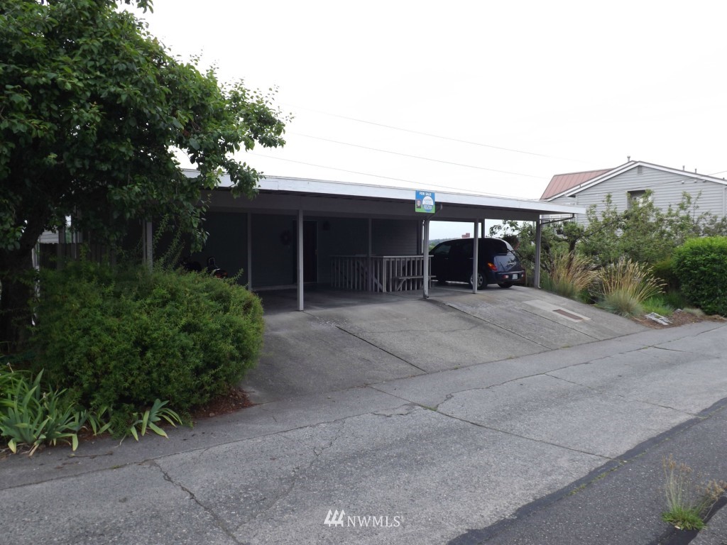 630 Boulevard Bellingham, WA 98225 - Photo 2 of 13 front view of a house with a garden