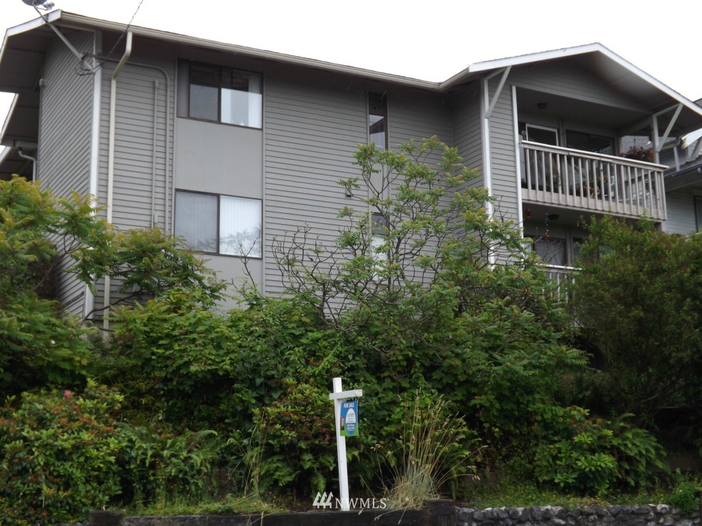 630 Boulevard Bellingham, WA 98225 - Photo 3 of 13 a view of balcony and yard