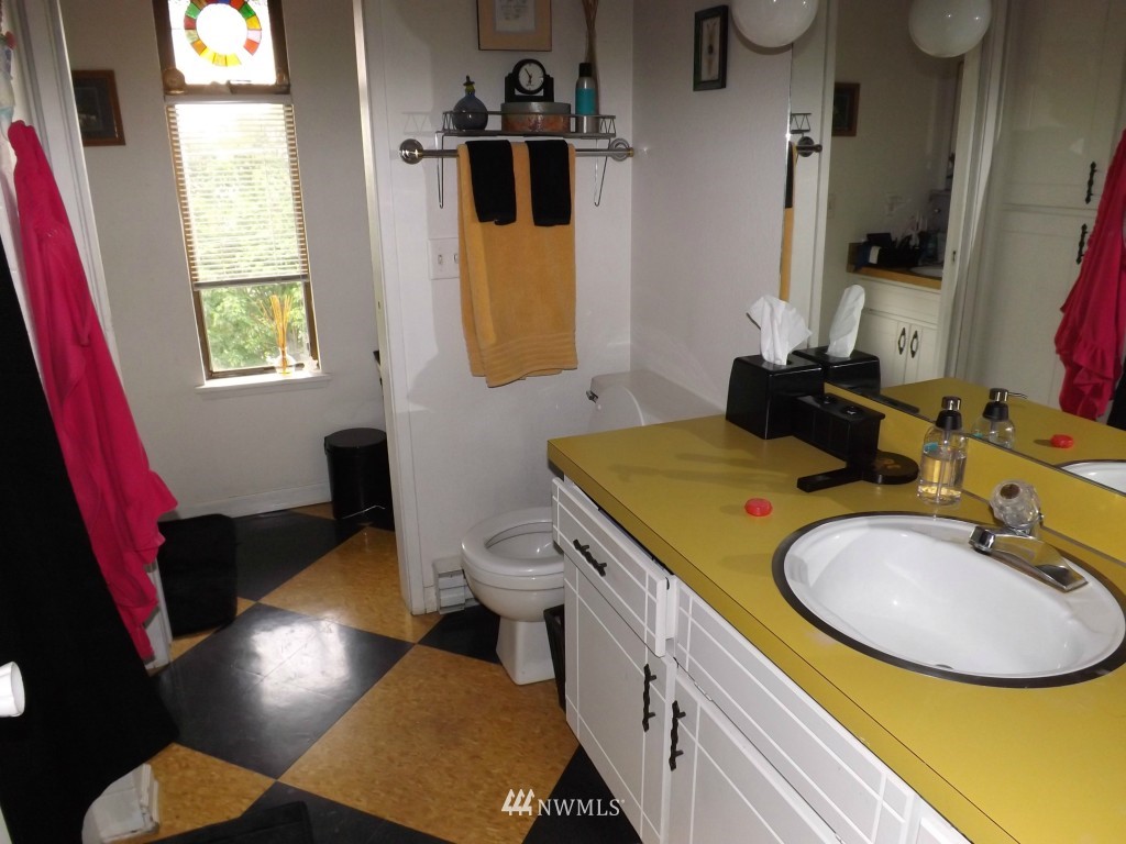630 Boulevard Bellingham, WA 98225 - Photo 9 of 13 a bathroom with a sink mirror vanity and toilet