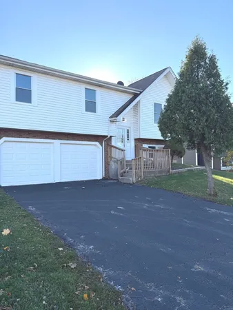 $2,700 | 651 Chesapeake Drive, Bolingbrook, IL 60440