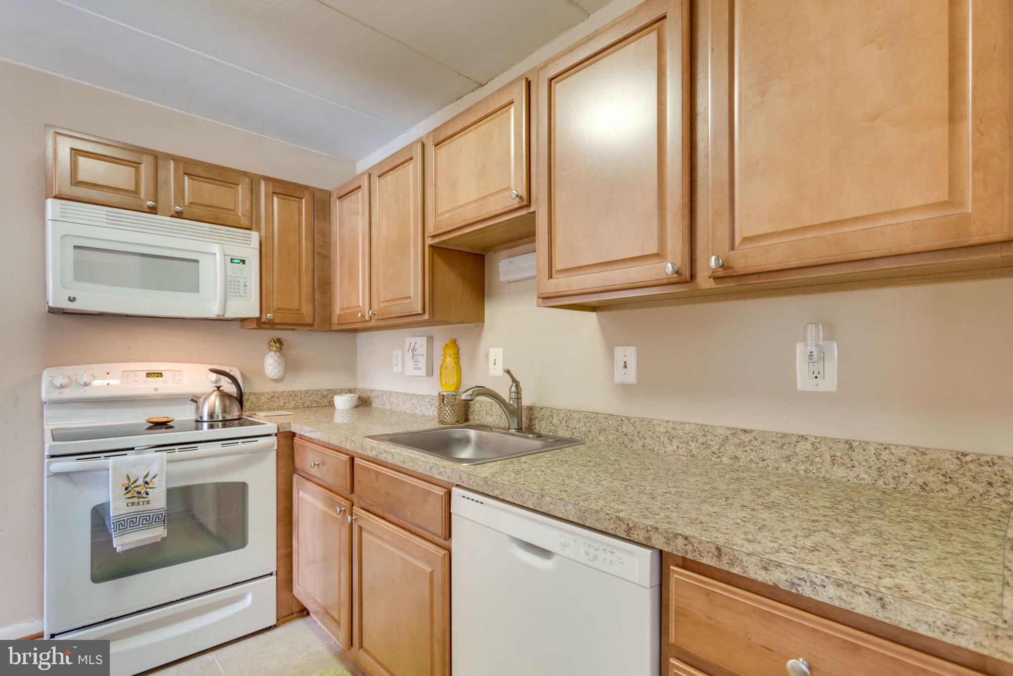 6270 Edsall Road, Unit 203 Alexandria, VA 22312 - Photo 17 of 40 Kitchen