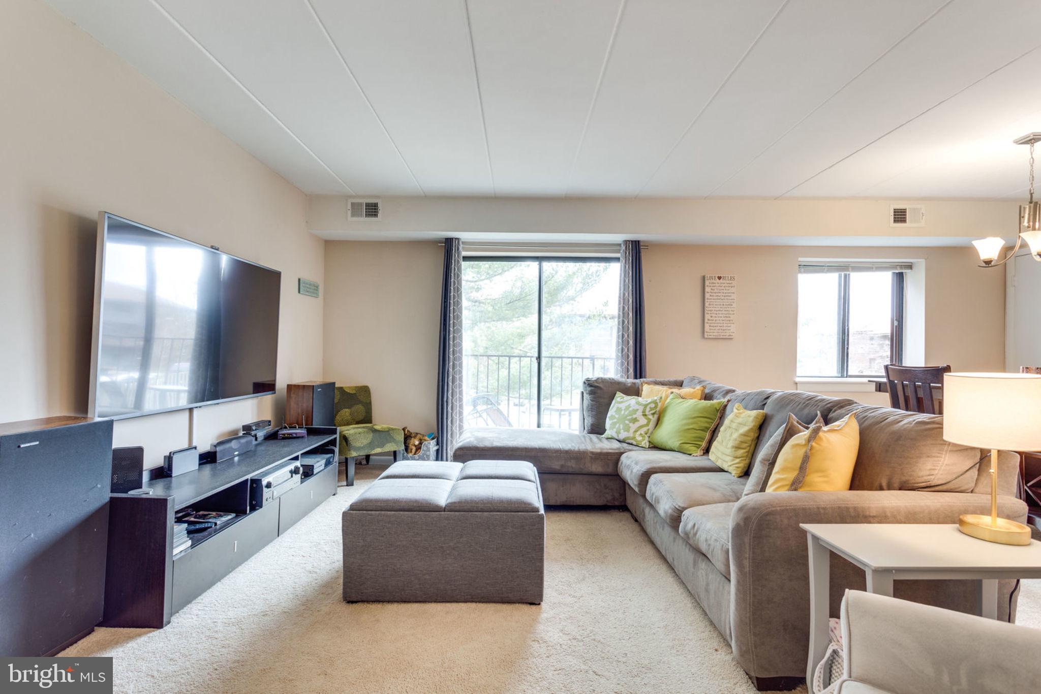 6270 Edsall Road, Unit 203 Alexandria, VA 22312 - Photo 7 of 40 Living Room