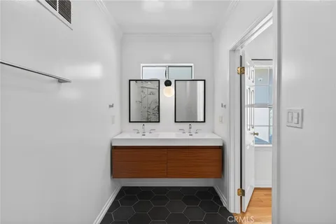 $1,975,000 | 520 North Citrus Avenue, Los Angeles, CA 90036