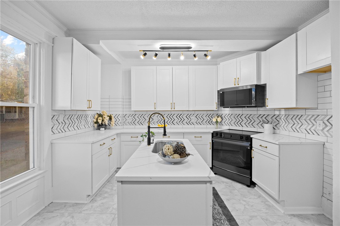 901 Lake Avenue Rochester, NY 14613 - Photo 10 of 32