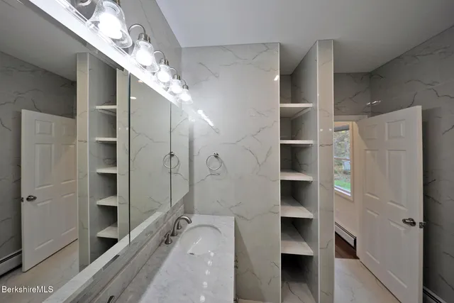 a view of a house with backyard