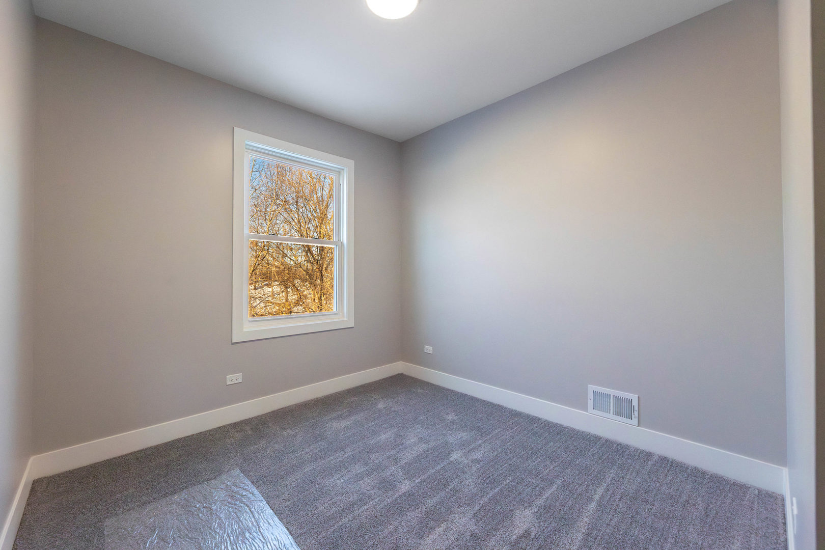 5552 South Shields Avenue Chicago, IL 60621 - Photo 18 of 33 an empty room with a window