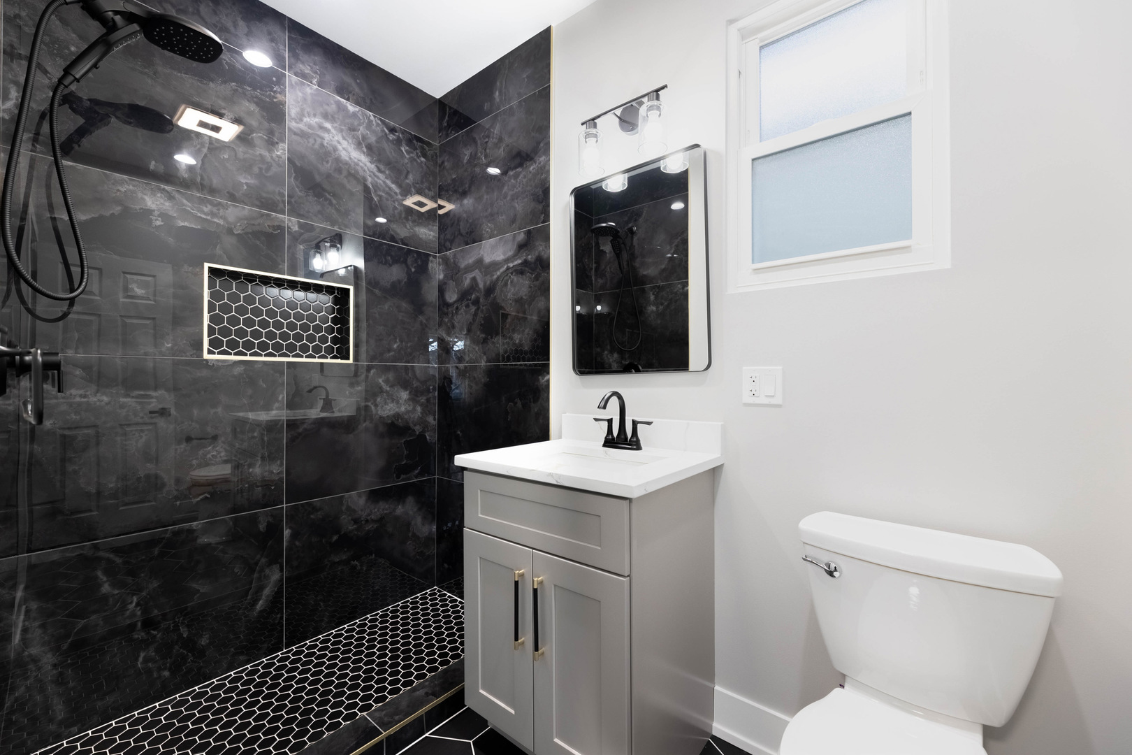 5552 South Shields Avenue Chicago, IL 60621 - Photo 20 of 33 a bathroom with a toilet sink and shower