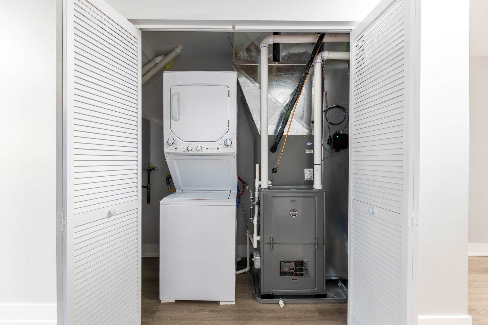 5552 South Shields Avenue Chicago, IL 60621 - Photo 29 of 33 a utility room with dryer and washer