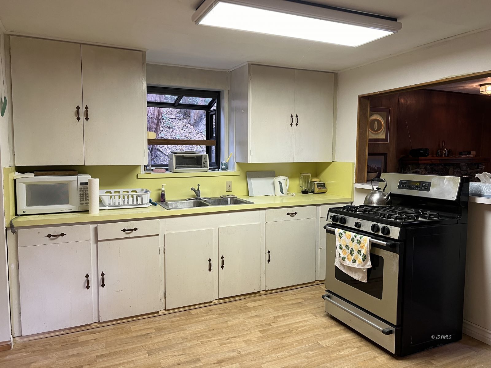 52635 Sylvan Way Idyllwild, CA 92549 - Photo 10 of 30 Kitchen
