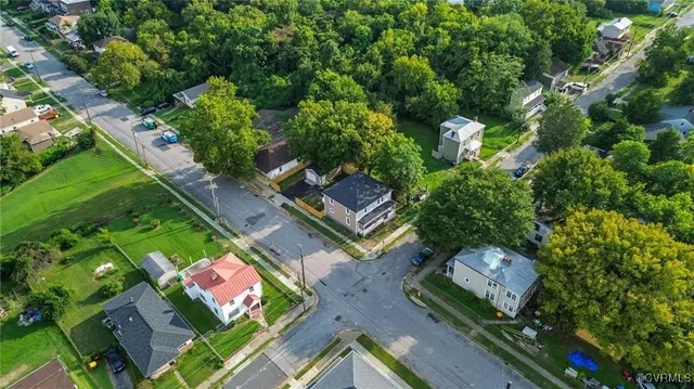a view of a house with a backyard