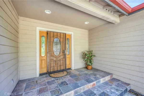 a view of entryway with an empty space