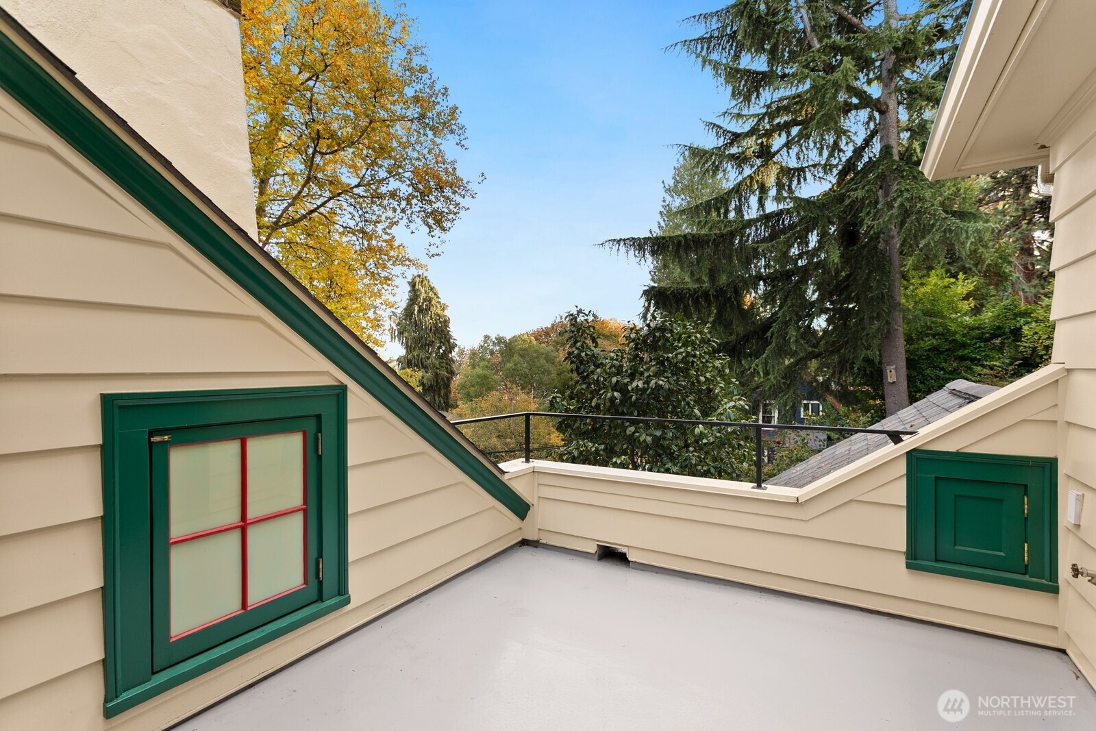 615 36th Avenue Seattle, WA 98122 - Photo 25 of 40 a view of a terrace