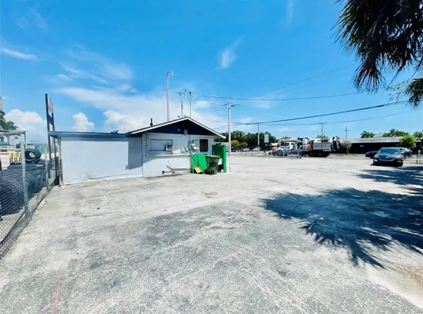 $2,500 | 1614 9th Street West, Bradenton, FL 34205