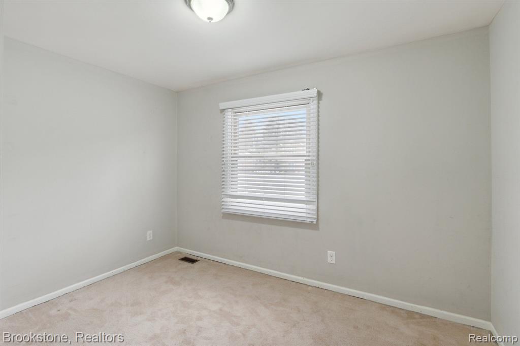 36875 Chesapeake Road Farmington Hills, MI 48335 - Photo 29 of 41
