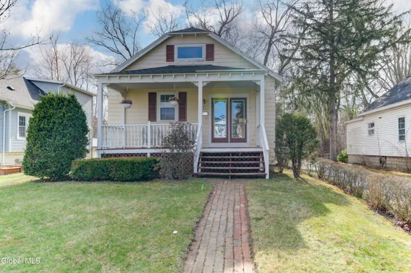 $275,000 | 1162 South Country Club Drive, Niskayuna, NY 12309