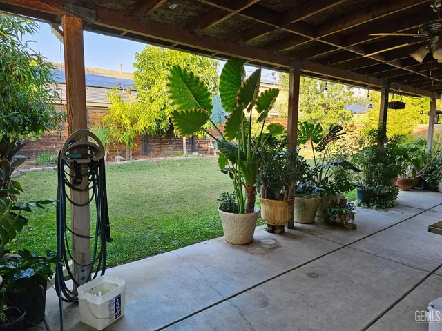 a view of yard with green space