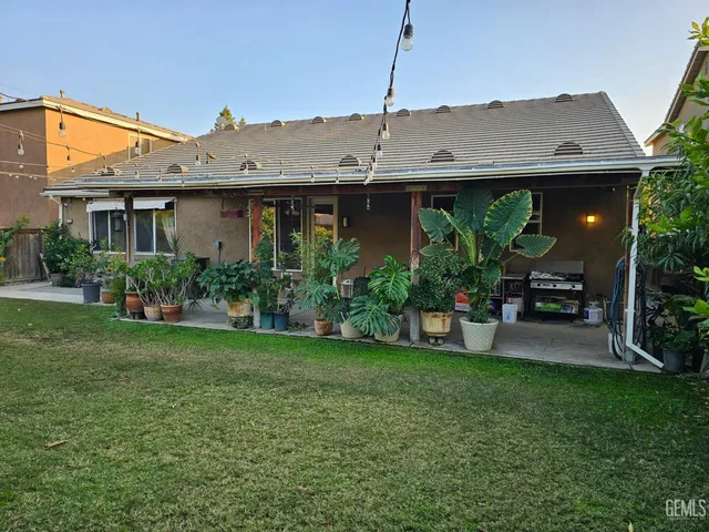 a view of a back yard