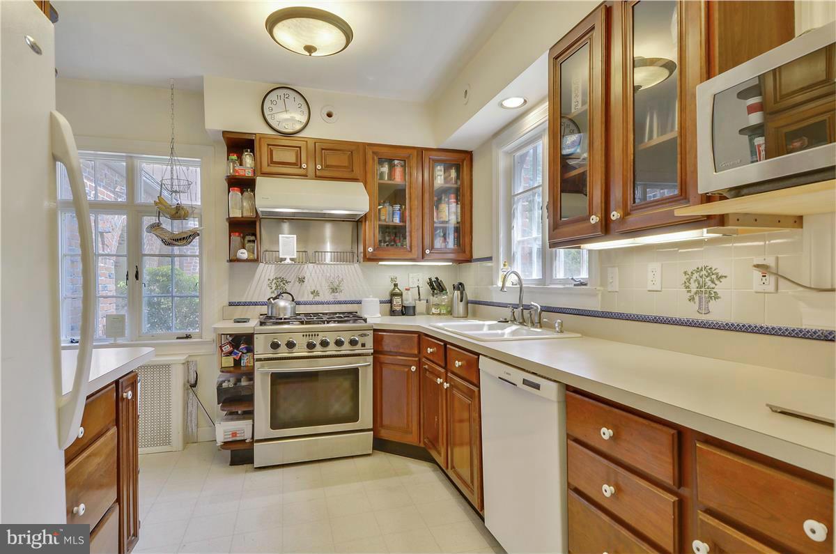 18505 Crossview Road Boyds, MD 20841 - Photo 2 of 30 a kitchen with stainless steel appliances granite countertop a stove and a sink