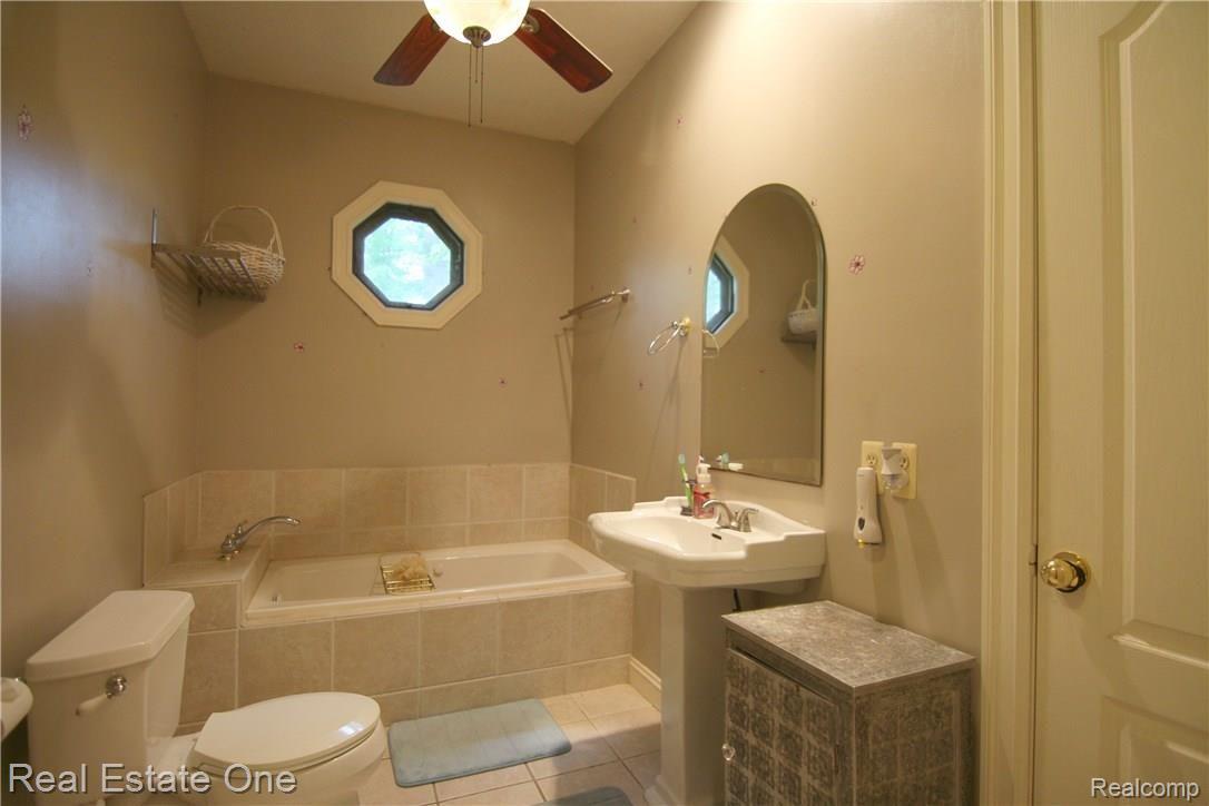 29223 Crawford Road Romulus, MI 48174 - Photo 25 of 36 jCrawford Rd Full Bath.jpg