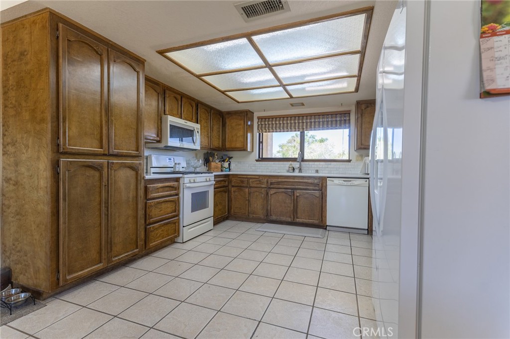 16058 Venango Road Apple Valley, CA 92307 - Photo 11 of 57