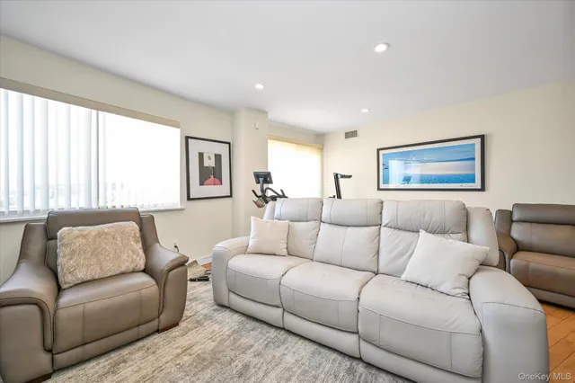 $998,000 | 81-14 Queens Boulevard, Unit PH6C | Elmhurst