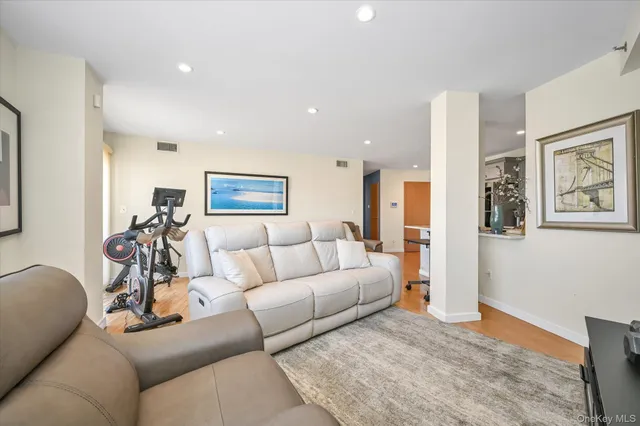 $998,000 | 81-14 Queens Boulevard, Unit PH6C | Elmhurst