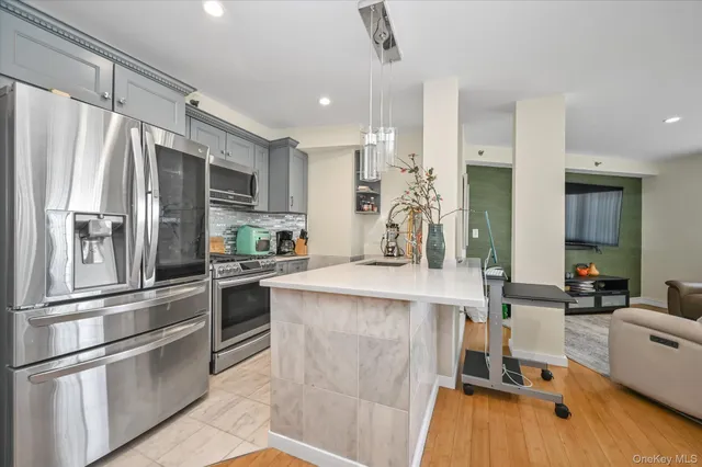 $998,000 | 81-14 Queens Boulevard, Unit PH6C | Elmhurst