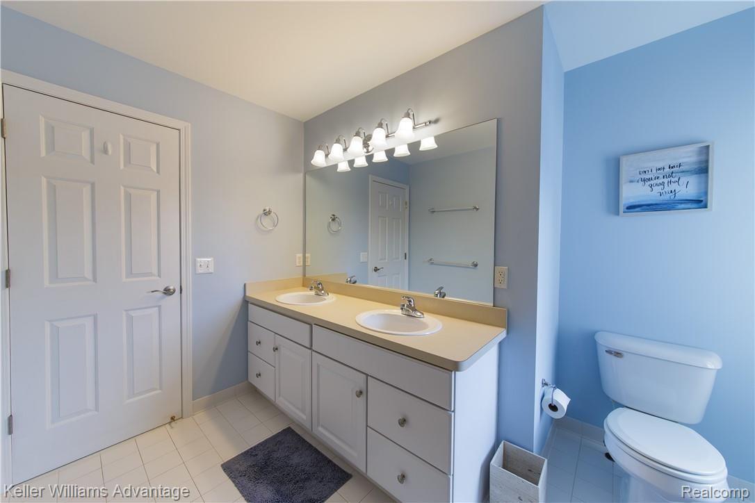 1381 Kentfield Drive Rochester, MI 48307 - Photo 50 of 72 Kentfield_1381_(Upper)Bathroom01_03.jpg