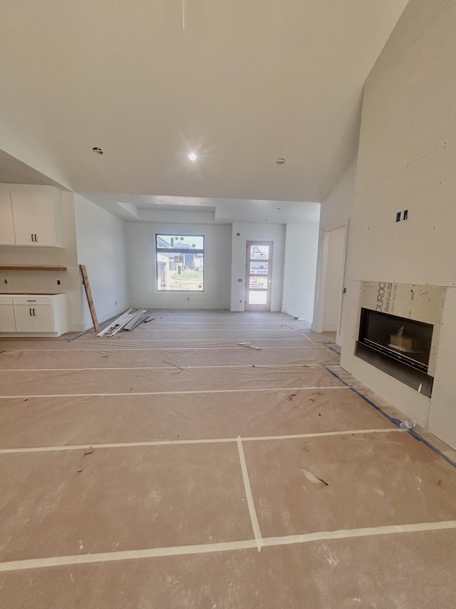 6147 South Hampton Avenue Springfield, MO 65810 - Photo 6 of 37 Living and dining area