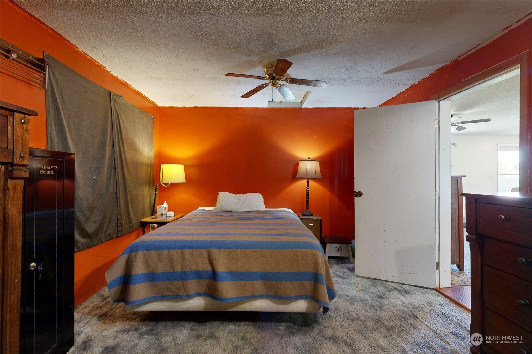 289 Main Street Touchet, WA 99360 - Photo 15 of 40 a bedroom with a bed and a lamp