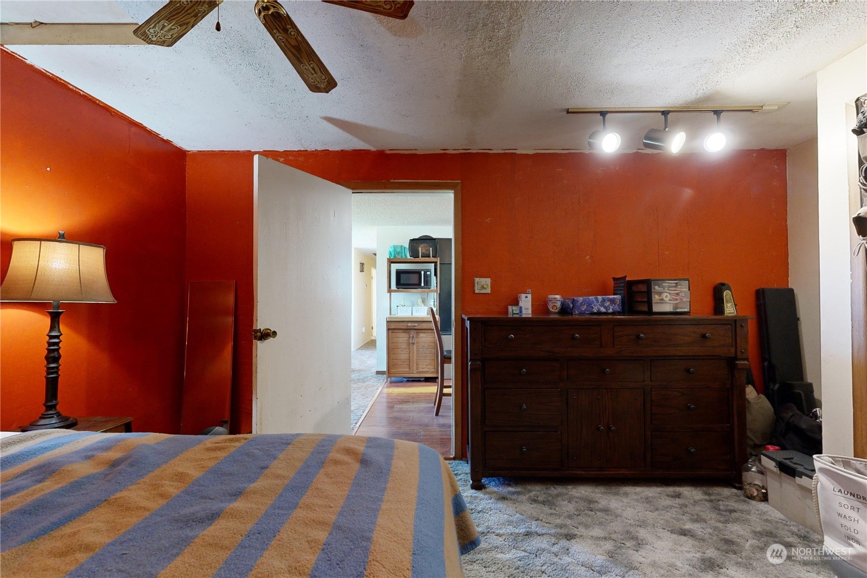 289 Main Street Touchet, WA 99360 - Photo 16 of 40 a bed room with a bed and a lamp