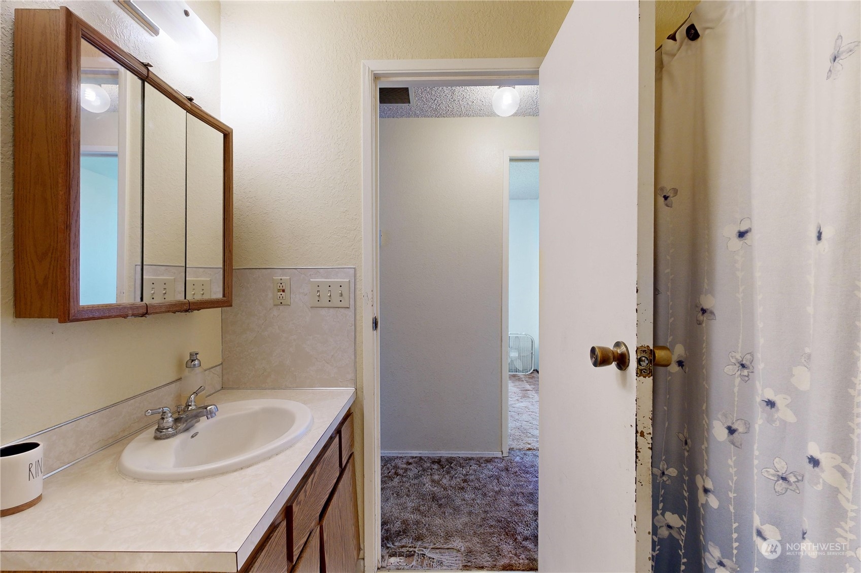 289 Main Street Touchet, WA 99360 - Photo 18 of 40 a bathroom with a sink and a mirror