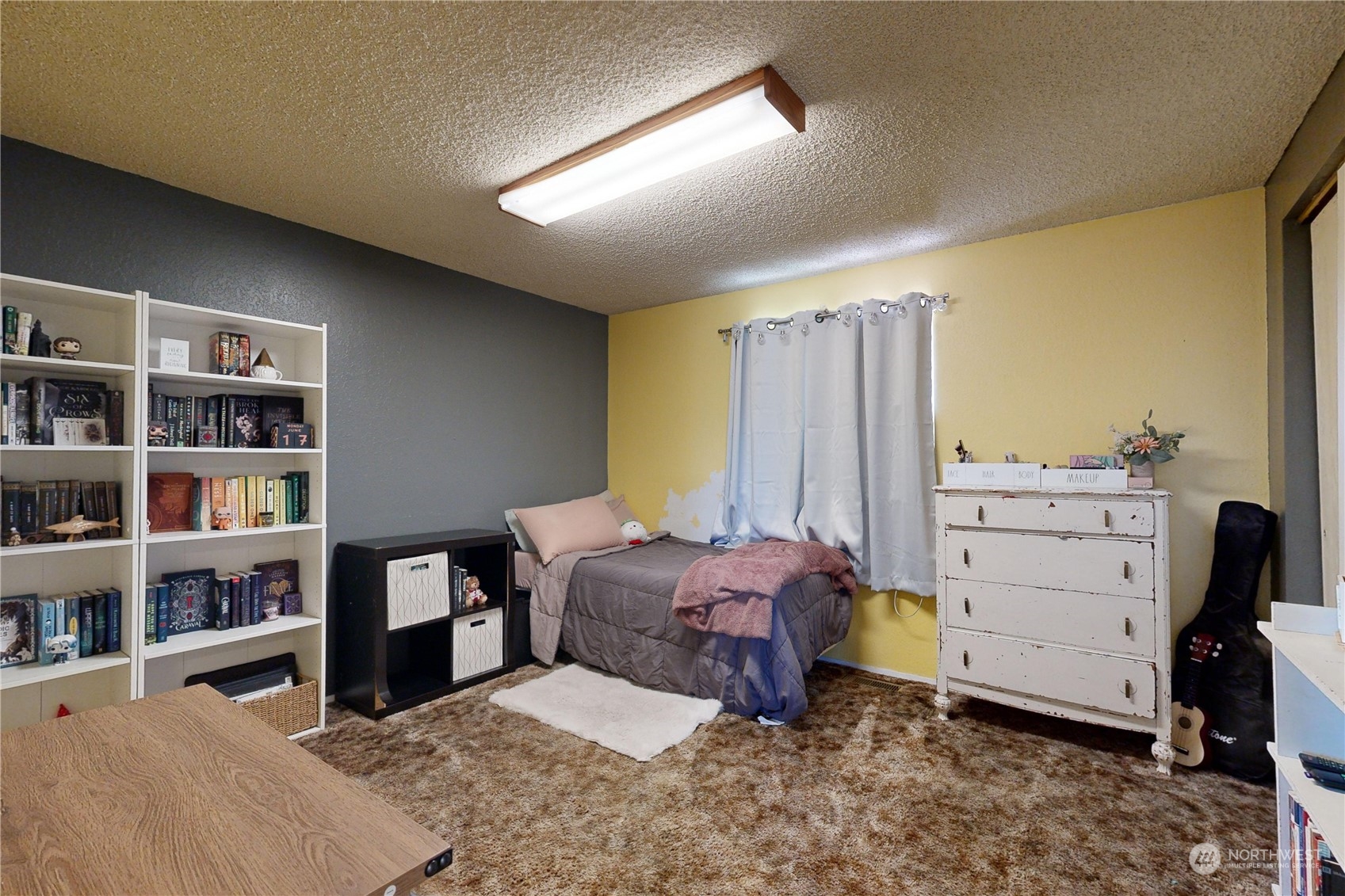 289 Main Street Touchet, WA 99360 - Photo 20 of 40 a bed room with a bed and a book shelf