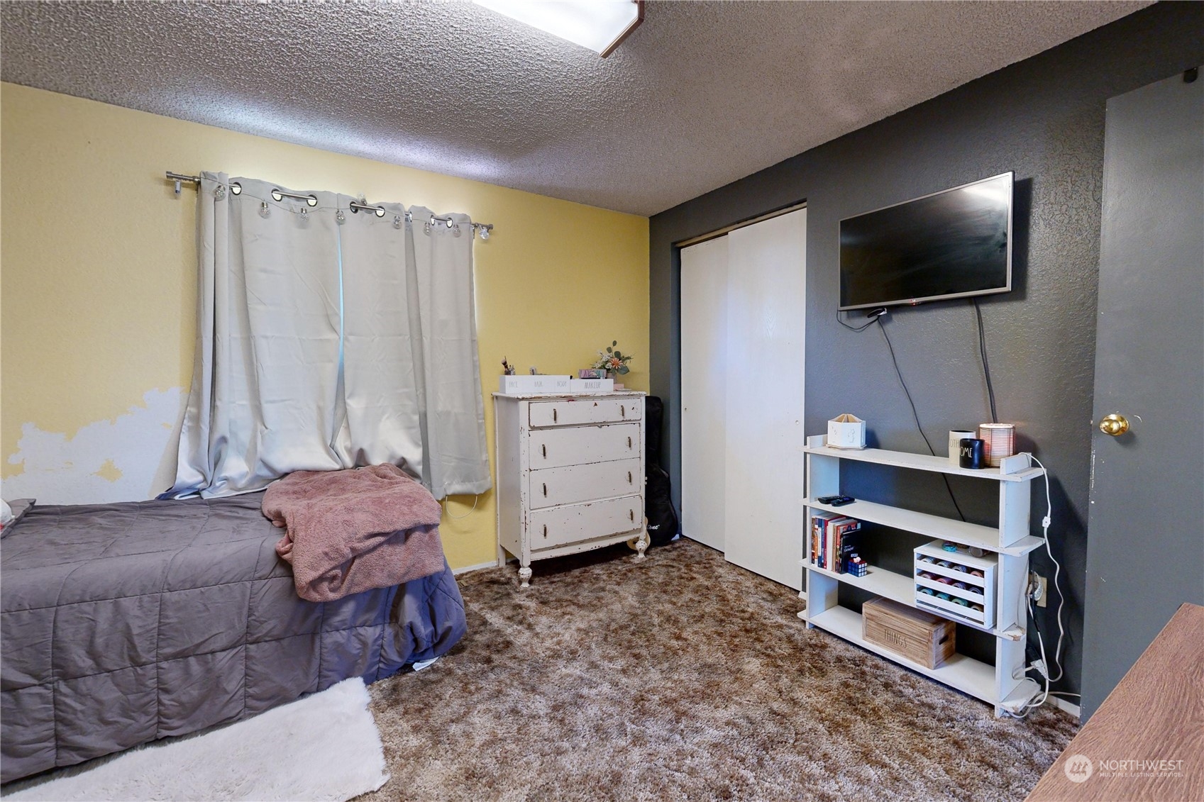 289 Main Street Touchet, WA 99360 - Photo 21 of 40 a bedroom with furniture and a flat screen tv